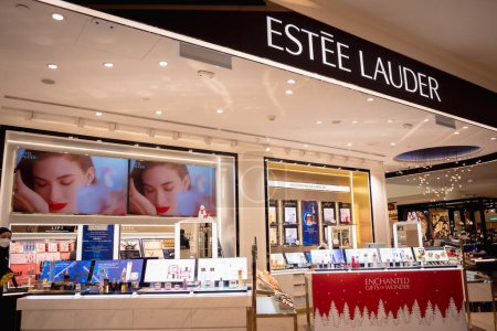 Photo for KUALA LUMPUR, MALAYSIA - DECEMBER 04, 2022: Estee Lauder brand retail shop logo signboard on the storefront in the shopping mall. - Royalty Free Image
