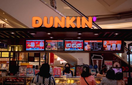 Téléchargez les photos : KUALA LUMPUR, MALAISIE - 04 DÉCEMBRE 2022 : Dunkin donut brand retail shop logo signboard on the store front in the shopping mall. - en image libre de droit