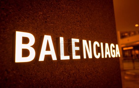 Foto de KUALA LUMPUR, MALAYSIA - DECEMBER 04, 2022: Balenciaga brand retail shop logo signboard on the storefront in the shopping mall. - Imagen libre de derechos