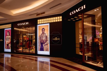 Foto de KUALA LUMPUR, MALASIA - 04 DE DICIEMBRE DE 2022: Letrero de logotipo de la tienda minorista de la marca Coach en el escaparate del centro comercial. - Imagen libre de derechos