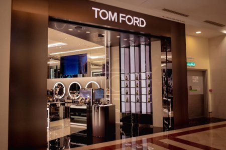 Foto de KUALA LUMPUR, MALAYSIA - DECEMBER 04, 2022: Tom Ford brand retail shop logo signboard on the storefront in the shopping mall. - Imagen libre de derechos