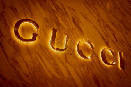 Téléchargez les photos : KUALA LUMPUR, MALAISIE - 04 DÉCEMBRE 2022 : enseigne de la marque Gucci sur la devanture du centre commercial - en image libre de droit