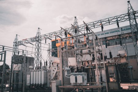 Foto de High voltage electric power plant current distribution substation. - Imagen libre de derechos