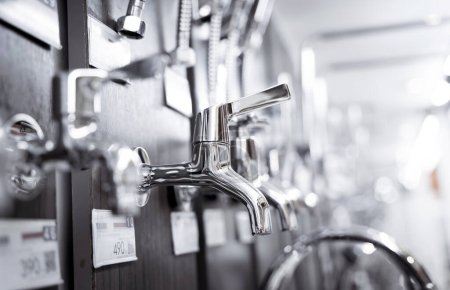 Foto de Rows of metal water taps at the showroom of a large store. - Imagen libre de derechos