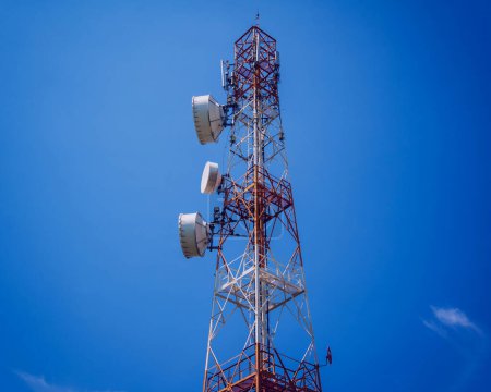 Foto de Torres celulares 5G para teléfono móvil inteligente en el fondo del cielo. - Imagen libre de derechos