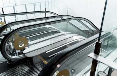 Foto de Moderno sistema de escaleras mecánicas automáticas en el centro comercial. - Imagen libre de derechos