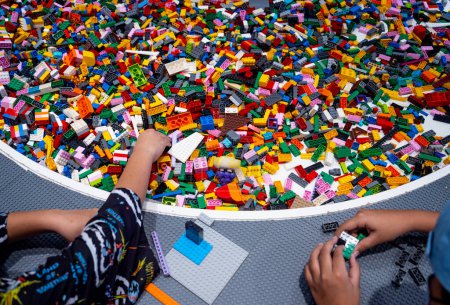 Téléchargez les photos : Vue sur briques plastiques multicolores à la table - en image libre de droit