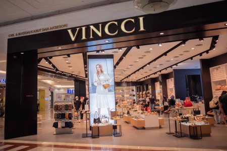 Foto de KUALA LUMPUR, MALASIA - 04 DE DICIEMBRE DE 2022: letrero del logotipo de la tienda de la marca Vincci en el escaparate del centro comercial. - Imagen libre de derechos