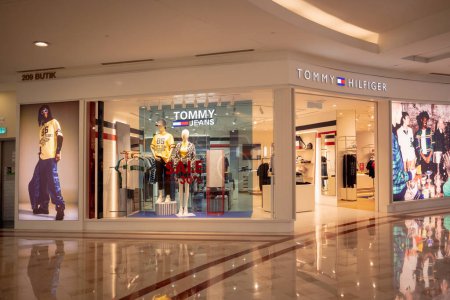 Téléchargez les photos : KUALA LUMPUR, MALAISIE - 04 DÉCEMBRE 2022 : Tommy Hilfiger marque enseigne logo magasin de détail sur la devanture dans le centre commercial. - en image libre de droit