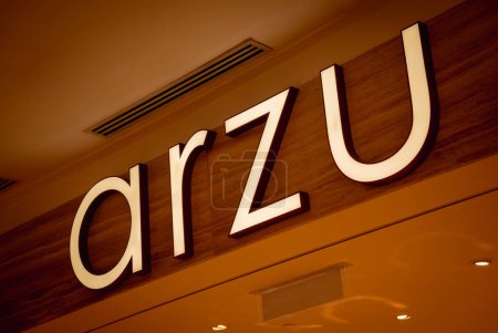 Foto de KUALA LUMPUR, MALASIA - 04 DE DICIEMBRE DE 2022: Letrero del logotipo de la tienda de la marca Arzu en el escaparate del centro comercial. - Imagen libre de derechos