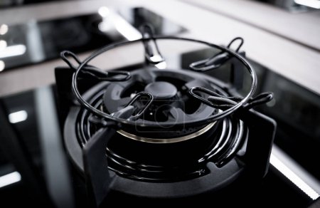 Téléchargez les photos : Cuisinière à gaz de cuisine domestique cuisinière sans flamme. - en image libre de droit