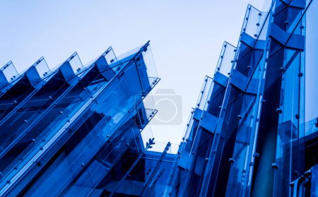Foto de Moderna arquitectura abstracta y detalles de fondo con metal y vidrio. - Imagen libre de derechos