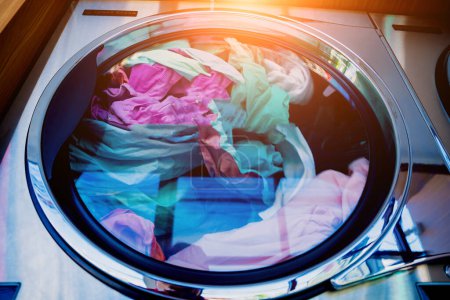 Waschmaschinen für gewaschene und getrocknete Wäsche im großen Waschsalon