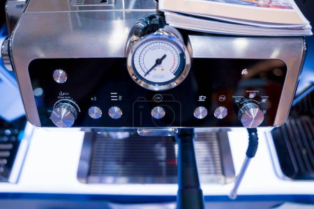 Téléchargez les photos : Coffee machine in the showroom of a large store. - en image libre de droit