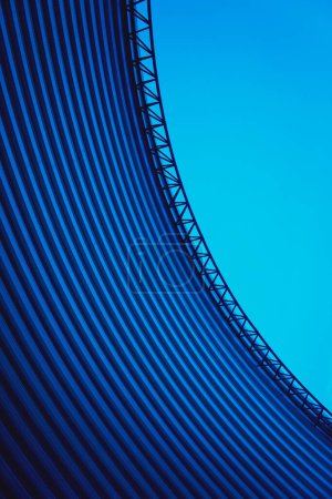 Foto de Fondo abstracto arco de metal espiral en el cielo azul. - Imagen libre de derechos