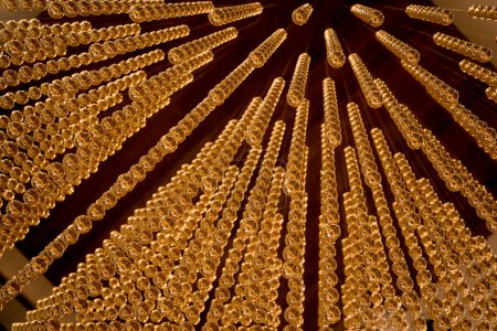 Foto de Las lámparas de bombilla eléctrica brillante en una fila de lámparas - Imagen libre de derechos