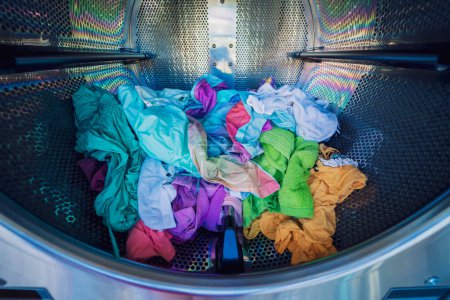 Foto de Lavadoras y secadoras de ropa en la gran lavandería - Imagen libre de derechos