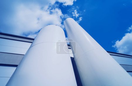 Foto de Tanques de nitrógeno líquido y bobinas de intercambiador de calor para producir gas industrial. - Imagen libre de derechos