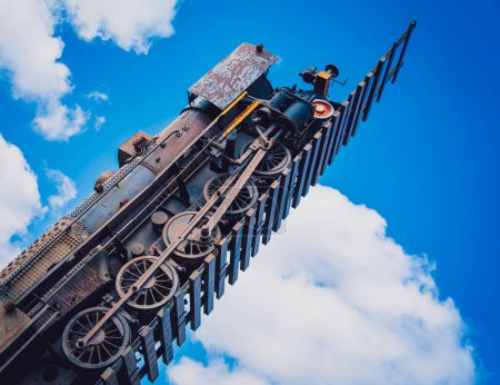 Téléchargez les photos : Vieux train haut dans le ciel et surfant à travers les nuages - en image libre de droit