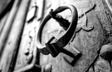 Téléchargez les photos : Une porte en bois avec une belle poignée en bronze frappeur - en image libre de droit