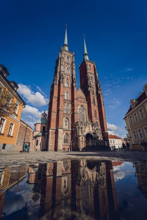 Téléchargez les photos : WROCLAW, POLOGNE - 15 avril 2023 : Extérieur de l'ancienne cathédrale historique de la vieille ville de Wroclaw - en image libre de droit