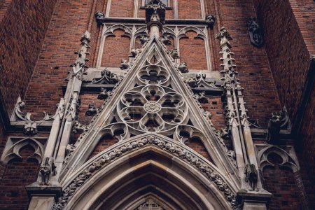 Téléchargez les photos : Détail architectural de la vieille cathédrale gothique en Europe. - en image libre de droit