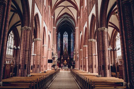 Foto de Interior de la nave principal de la antigua iglesia católica europea. - Imagen libre de derechos