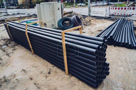 Téléchargez les photos : Grand chantier de construction avec tuyaux et fils dans la zone de construction - en image libre de droit