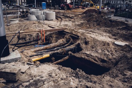 Téléchargez les photos : Grand chantier de construction avec tuyaux et fils dans la zone de construction - en image libre de droit