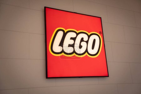 Foto de KUALA LUMPUR, MALASIA - 04 DE DICIEMBRE DE 2022: Letrero del logotipo de la tienda de la marca Lego en el escaparate del centro comercial. - Imagen libre de derechos