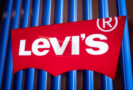 Foto de KUALA LUMPUR, MALASIA - 04 DE DICIEMBRE DE 2022: Levis brand retail shop logo signboard on the storefront in the shopping mall. - Imagen libre de derechos