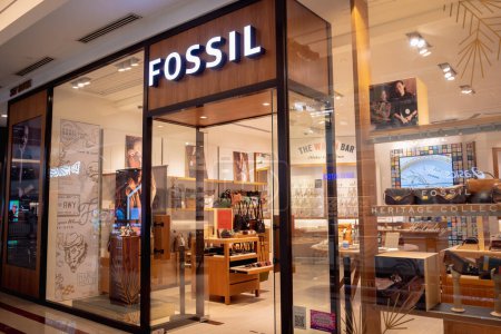 Foto de KUALA LUMPUR, MALASIA - 04 DE DICIEMBRE DE 2022: Fossil brand retail shop logo signboard on the storefront in the shopping mall. - Imagen libre de derechos