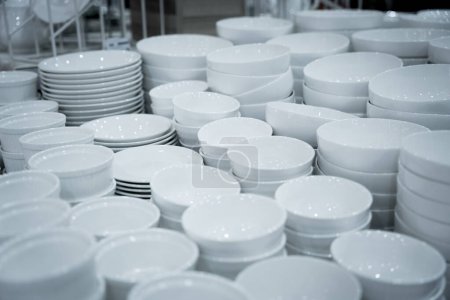Téléchargez les photos : Nombreuses petites assiettes au showroom d'un grand magasin. - en image libre de droit