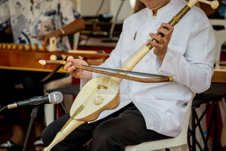 Téléchargez les photos : Musiciens de rue jouent authentiques instruments de musique asiatiques. - en image libre de droit