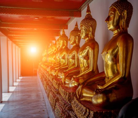 Téléchargez les photos : BANGKOK, THAÏLANDE - 07 août, 2023 : Temple bouddhiste à Bangkok Thaïlande. - en image libre de droit