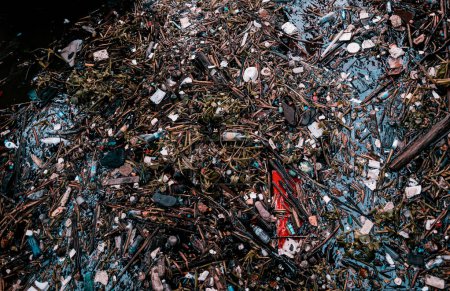 Foto de Vía navegable obstruida con contaminación plástica y otra basura. - Imagen libre de derechos