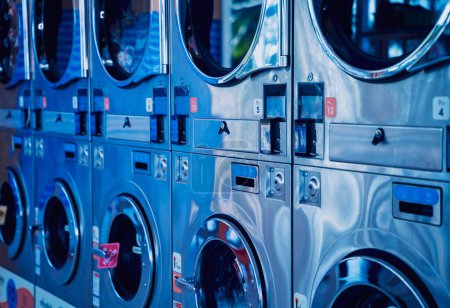 Foto de Filas de lavadoras industriales en la gran lavandería - Imagen libre de derechos