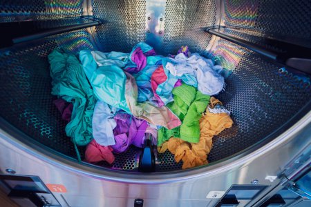 Téléchargez les photos : Machines à laver et sécher les vêtements dans la grande laverie automatique - en image libre de droit