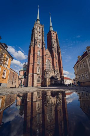 Téléchargez les photos : WROCLAW, POLOGNE - 15 avril 2023 : Extérieur de l'ancienne cathédrale historique de la vieille ville de Wroclaw - en image libre de droit