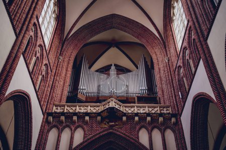 Foto de Órgano en la nave principal de la antigua iglesia católica europea. - Imagen libre de derechos