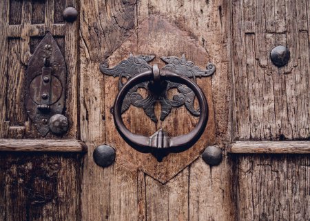 Foto de Una puerta de madera con hermosa golpeador mango de bronce - Imagen libre de derechos