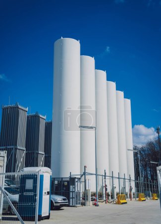 Téléchargez les photos : Réservoirs d'azote liquide et bobines d'échangeur de chaleur pour la production de gaz industriels. - en image libre de droit