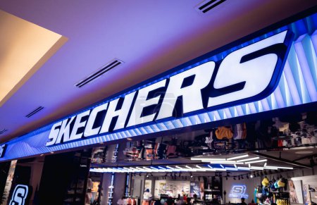 Téléchargez les photos : KUALA LUMPUR, MALAYSIA - DECEMBER 04, 2022: Skechers brand retail shop logo signboard on the storefront in the shopping mall. - en image libre de droit