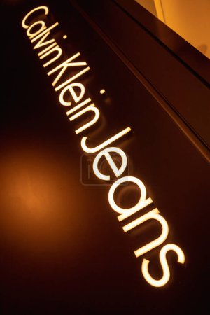 Téléchargez les photos : KUALA LUMPUR, MALAISIE - 04 DÉCEMBRE 2022 : enseigne de la marque Calvin Klein Jeans sur la devanture du centre commercial. - en image libre de droit