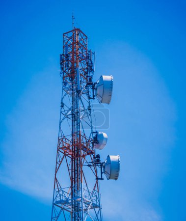 Foto de Torres celulares 5G para teléfono móvil inteligente en el fondo del cielo. - Imagen libre de derechos