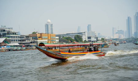 Téléchargez les photos : BANGKOK, THAÏLANDE - 07 août, 2023 : Grande rivière en Thaïlande - en image libre de droit