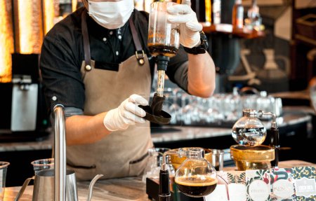 Foto de Barista preparando una bebida de café en el gran centro comercial. - Imagen libre de derechos