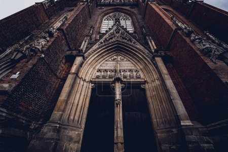 Détail architectural de la vieille cathédrale gothique en Europe.