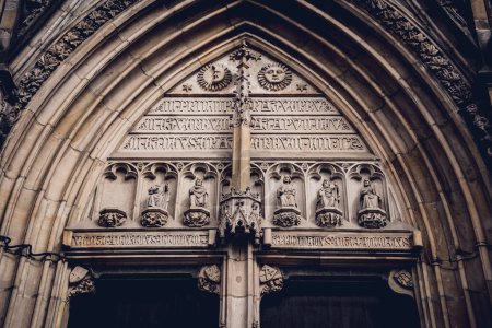 Foto de Detalle arquitectónico de la antigua catedral gótica de Europa. - Imagen libre de derechos