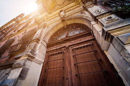 Foto de Fachada de un antiguo edificio histórico europeo con ventanas y puertas vintage. - Imagen libre de derechos